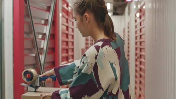 Incliner Plan Vers Bas Jeune Femme Utilisant Distributeur Ruban Adhésif — Video