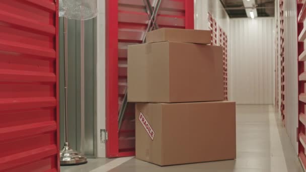 Empilement Boîtes Carton Avec Autocollant Fragile Par Portes Ouvertes Sur — Video