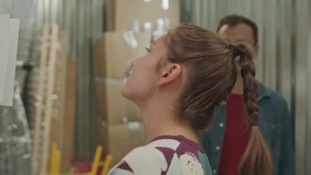 Молодая Женщина Складывает Коробки Просит Мужа Помощи Оставляя Вещи Складе — стоковое видео