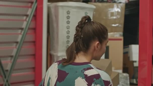 Depoya Karton Kutular Taşıyan Genç Bir Kadının Taşınmadan Önce Kocaya — Stok video