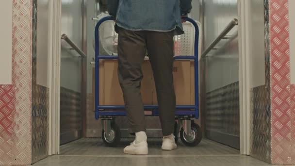 Низкая Секция После Снимка Ног Неузнаваемого Человека Тележкой Выходящей Лифта — стоковое видео