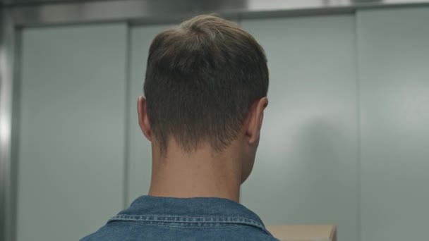 Вид Сзади Человека Выходящего Лифта Приносящего Картонные Коробки Склад Самообслуживания — стоковое видео
