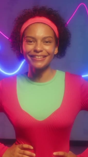 Vertikale Aufnahme Eines Jungen Schwarzen Mädchens Rosafarbener Retro Sportbekleidung Das — Stockvideo