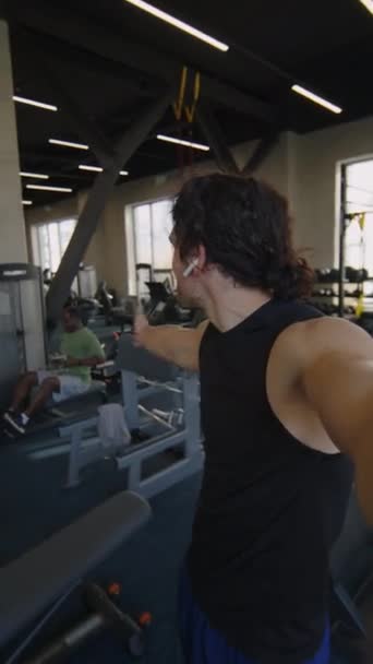 Kulaklık Takan Erkek Blogcuların Dikey Pov Fitness Kulübündeki Arkadaşlarıyla Spor — Stok video
