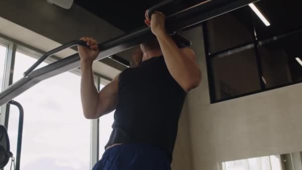Tracking Shot Strong Male Athlete Sleeveless Shirt Doing Pull Ups — Vídeos de Stock