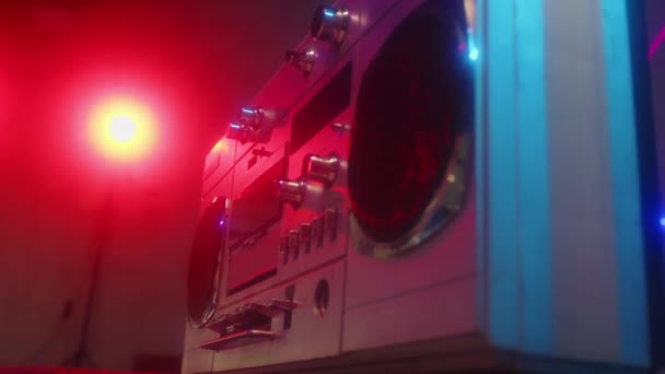 Niski Kąt Boombox Retro Odtwarzanie Muzyki Studio Neonów Światła Bez — Wideo stockowe