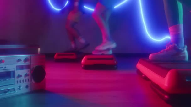 Przycięte Ujęcia Aktywnych Sportowców Ćwiczących Aerobik Kroki Boombox Muzyki Neon — Wideo stockowe