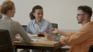 Tekerlekli sandalyedeki genç CEO kadın meslektaşlarına iş görevlerini açıklarken aynı zamanda önde gelen ekip toplantılarına başkanlık ediyor.