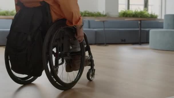 Tekerlekli Sandalyedeki Adamlarının Yerinde Arkadaşlarıyla Buluşmalarını Sıkışmalarını Beşlik Çakmalarını Günlerinde — Stok video