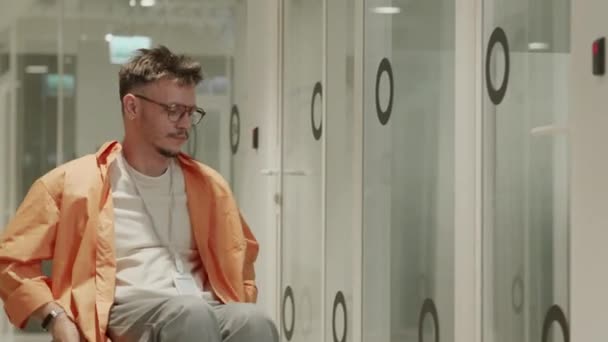 Junger Mann Sitzt Rollstuhl Flur Des Coworking Büros Schließt Tür — Stockvideo