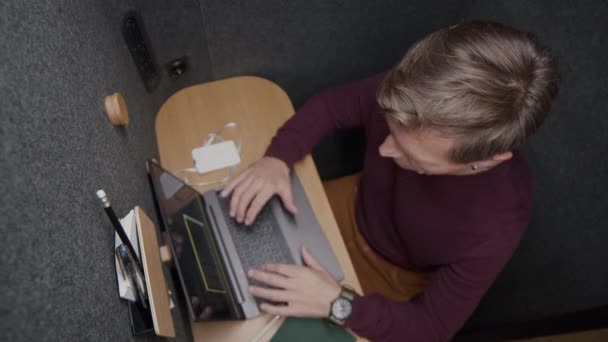 Odgórne Ujęcie Biznesmena Ubraniu Casualwear Piszącego Laptopie Podczas Pracy Małym — Wideo stockowe