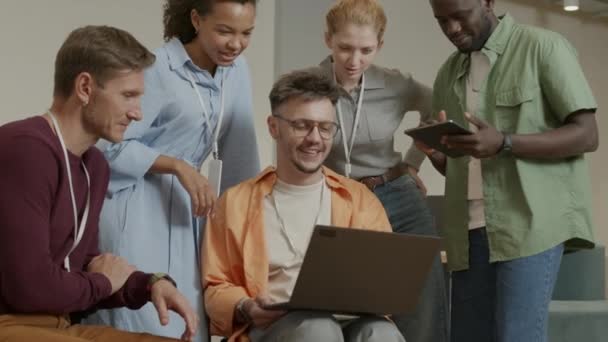 Zoom Ind Skud Mand Kørestol Diskutere Forretningsplan Laptop Med Unge – Stock-video