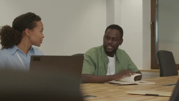 Młody Czarny Bizneswoman Siedzi Filiżanką Kawy Pomocą Laptopa Podczas Rozmowy — Wideo stockowe