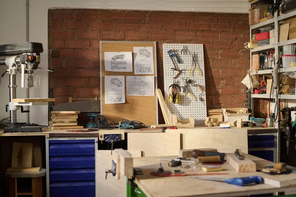 Marangoz atölyesinin güneş ışığıyla aydınlatılan araç ve makineli arkaplan resmi, boşluğu kopyala