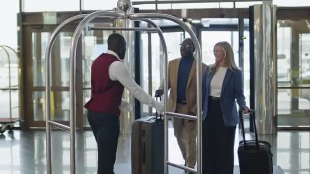 Afro Americano Bellhop Atender Hóspedes Entrada Hotel Levando Suas Malas — Vídeo de Stock