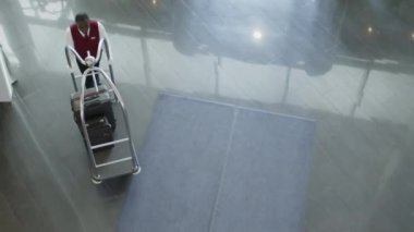 Otel hademesinin lobide valiz arabasıyla gezerken çekilen en iyi resmi.