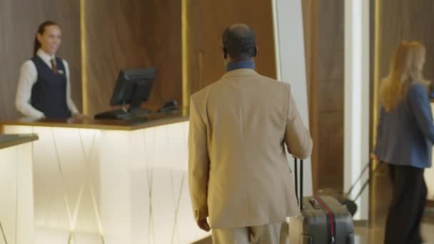 Homme Affaires Afro Américain Arrivant Hôtel Marchant Avec Des Bagages — Video