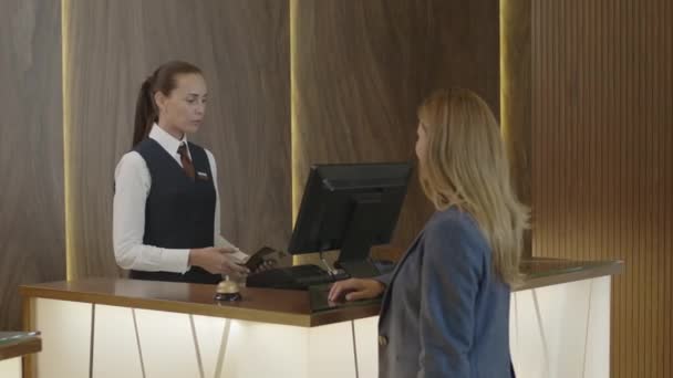 Junge Empfangsdame Begrüßt Frau Hotel Gibt Ihren Pass Nach Dem — Stockvideo