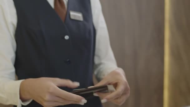 Close Zicht Handen Van Vrouwelijke Hotelreceptioniste Geven Paspoort Bankkaart Aan — Stockvideo