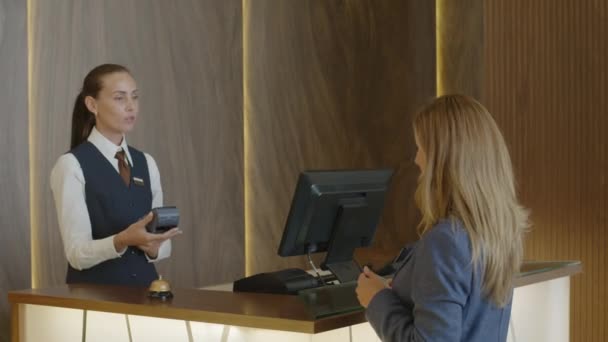 Recepcjonistka Terminal Jako Kobieta Płaci Kartą Bankową Pobyt Hotelu — Wideo stockowe