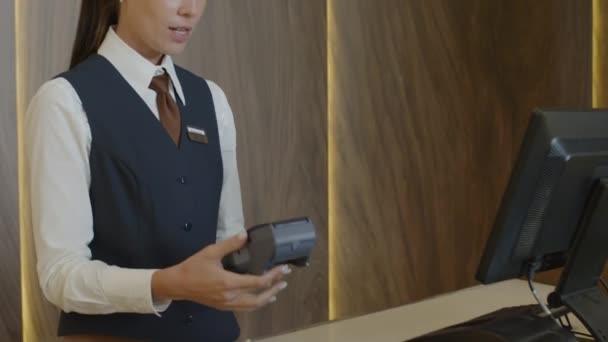 Hotelreceptioniste Praat Met Vrouwelijke Gasten Houdt Terminal Vast Terwijl Betaalt — Stockvideo