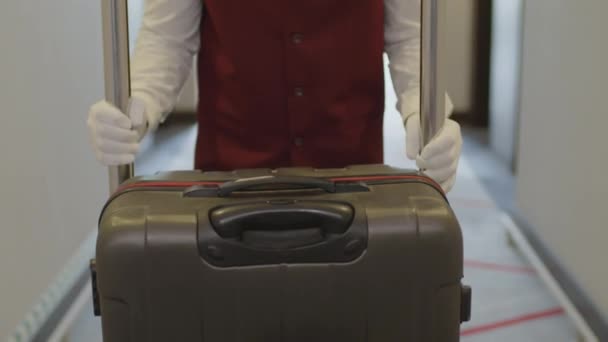 Junge Schwarze Uniform Und Weißen Handschuhen Laufen Mit Koffer Auf — Stockvideo