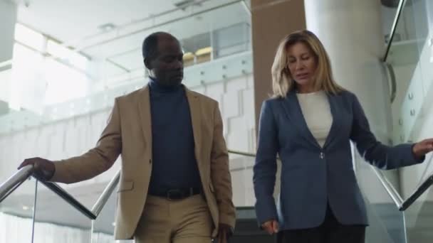 Africký Američan Muž Běloška Žena Formalwear Jít Dolů Hotelu Mají — Stock video