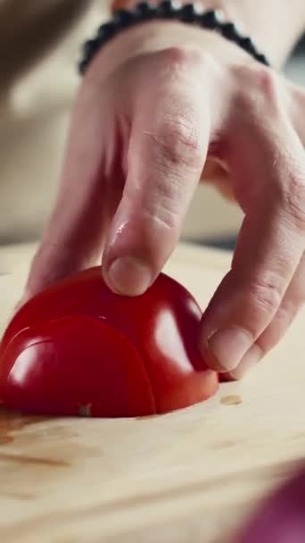 无法辨认的厨师用刀片在木制切菜板上切新鲜西红柿时双手的垂直特写镜头 — 图库视频影像