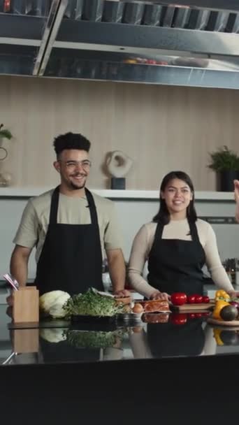 Için Yemek Programı Çekerken Kameranın Önünde Gülümseyen Konuşan Neşeli Yardımcı — Stok video