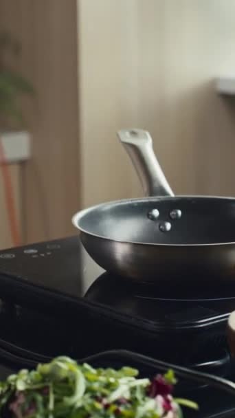 男子在厨房做饭时 将鸡蛋从碗中倒入热锅中 垂直地把双手合拢在一起 — 图库视频影像