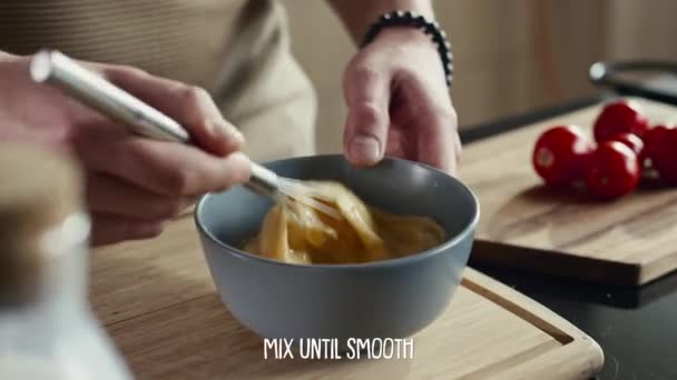 キッチンで朝食を調理しながら 食品ブロガーの手のクローズアップショット ビデオレシピ中にステップが表示される字幕 — ストック動画