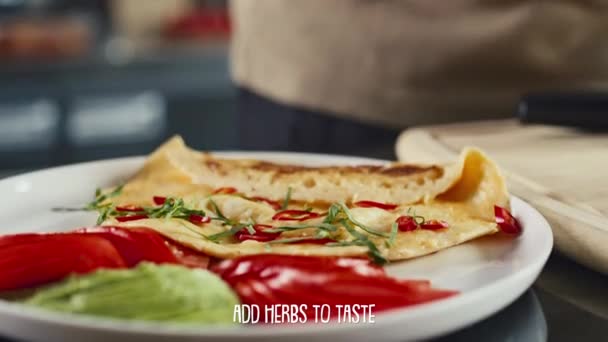 チョップした新鮮なハーブをプレートに添加する男性の手 下の画面に表示される料理ステップを記述した字幕付きビデオレシピ — ストック動画