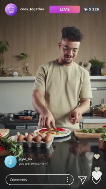 Вертикальний Знімок Продовольчого Блогера Показує Омлет Який Подається Овочами Тарілці — стокове відео