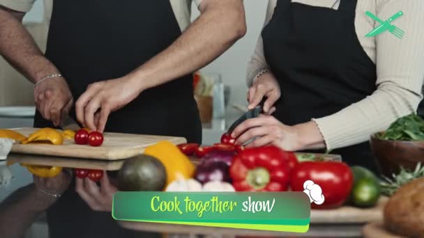 Genç Erkek Kadın Aşçıların Birlikte Yemek Hazırladığı Mutfakta Konuştuğu Programları — Stok video