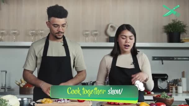 Twee Hosts Schorten Staan Keuken Vertellen Voedselingrediënten Camera Tijdens Koken — Stockvideo