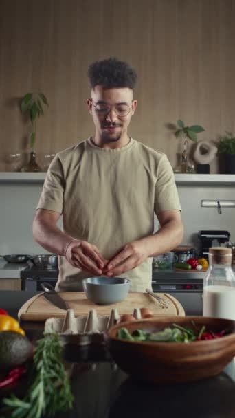 Foto Verticale Food Blogger Che Incrinano Uova Aggiungono Latte Ingredienti — Video Stock