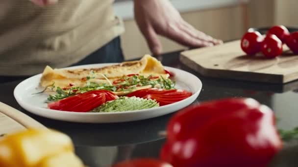 Close Shot Van Handen Van Onherkenbare Chef Garnishing Omelet Geserveerd — Stockvideo