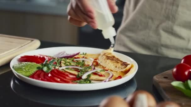 Zblízka Záběr Ruky Nerozpoznatelný Muž Kuchař Nalévání Oleje Přes Omeletu — Stock video