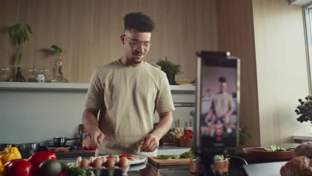 Rack Focus Shot Food Blogger Serving Dish Plate Showing Camera — Stock Video