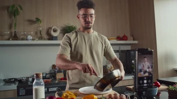 Νεαρός Blogger Τροφίμων Που Σερβίρει Μαγειρεμένα Αυγά Ομελέτα Από Τηγάνι — Αρχείο Βίντεο