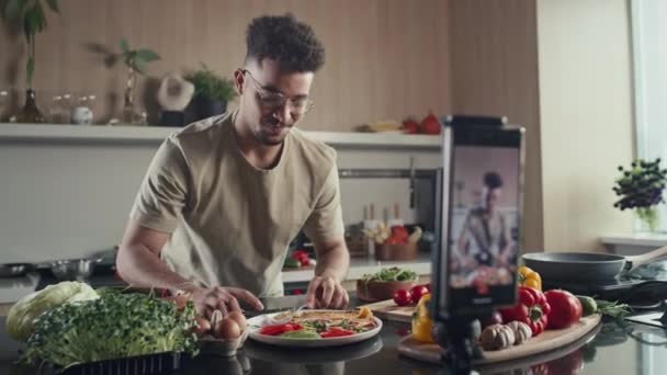 Joven Blogger Gastronómico Probando Comida Recién Cocinada Disfrutando Sabor Contándolo — Vídeos de Stock