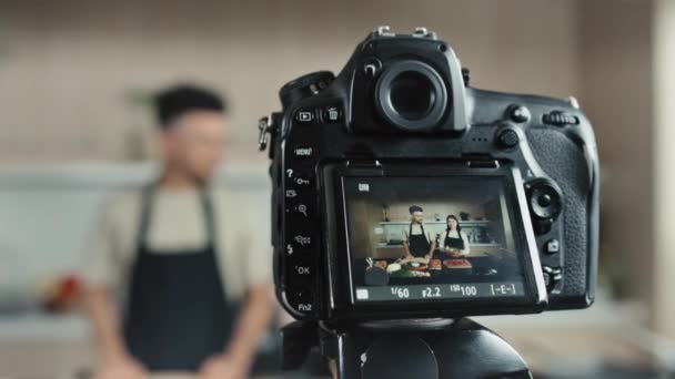 Nahaufnahme Einer Professionellen Digitalkamera Die Kochshow Von Zwei Food Bloggern — Stockvideo
