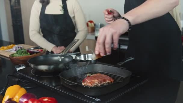 Close Vista Chef Profissional Avental Flamando Bife Peru Panela Grelha — Vídeo de Stock