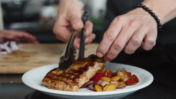 Primo Piano Colpo Mani Chef Utilizzando Pinze Cucina Mentre Mettendo — Video Stock