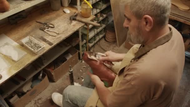 Vue Grand Angle Artisan Senior Assis Dans Atelier Cordonnerie Attachant — Video