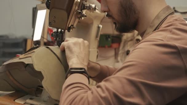 Tilt Shot Shoemaker Stitching Leather Parts Sewing Machine While Working — Vídeo de stock