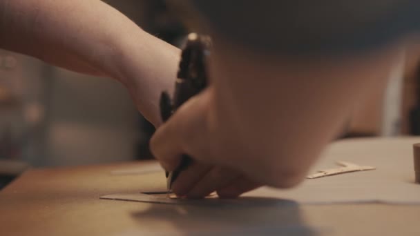 鞋匠用刀法和图样裁剪皮革细节的特写镜头 — 图库视频影像