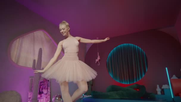 Jovem Bela Bailarina Vestindo Tutu Sapatos Pontiagudos Realizando Atitudes Durante — Vídeo de Stock