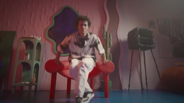 Снимок Молодого Человека Исполняющего Танцевальные Движения Затем Сидящего Кресле Поп — стоковое видео