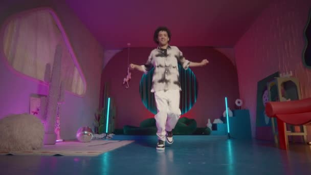 Brett Slow Skott Ung Man Utför Energisk Hip Hop Dans — Stockvideo